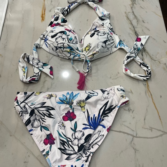 Bikini - Picture 2 of 3